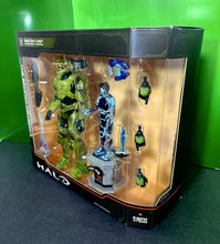 Load image into Gallery viewer, 2022 HALO The Spartan Collection - Master Chief with Cortana Hologram 2-Pack