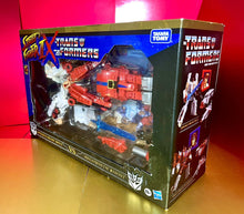 Load image into Gallery viewer, 2022 Street Fighter II x Transformers - Optimus Prime (RYU) vs Megatron (BISON)